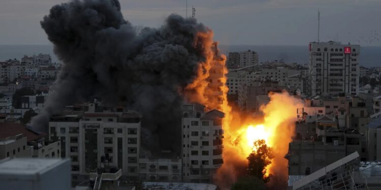 Em preparação para invasão de Gaza, Israel convoca 300 mil reservistas e orienta palestinos a saírem de casa