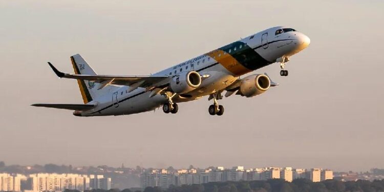 Avião que trará brasileiros de Gaza decola para o Egito
