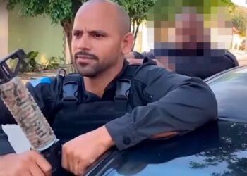 Influenciador é detido por fingir ser policial e carregar réplica de fuzil no carro em Duque de Caxias