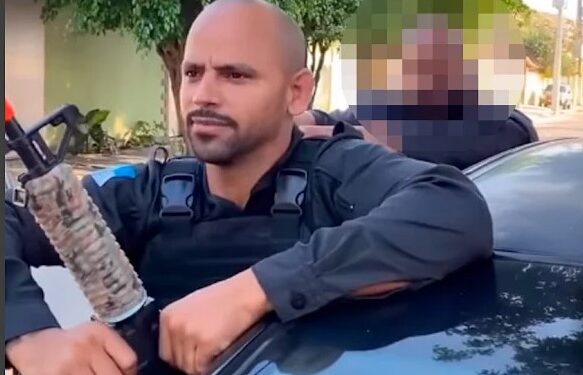 Influenciador é detido por fingir ser policial e carregar réplica de fuzil no carro em Duque de Caxias