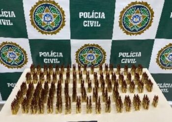 Casal é preso transportando munições para traficantes no Rio de Janeiro