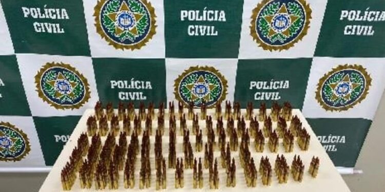 Casal é preso transportando munições para traficantes no Rio de Janeiro