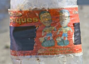 Pescadores encontram garrafa plástica da Copa de 98 na Baía de Guanabara