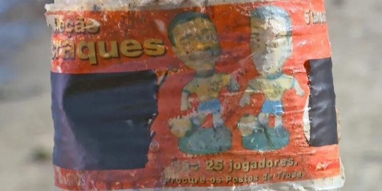 Pescadores encontram garrafa plástica da Copa de 98 na Baía de Guanabara