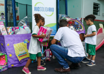 Brinquedos arrecadados pela Secretaria de Educação são entregues a crianças carentes de São João de Meriti