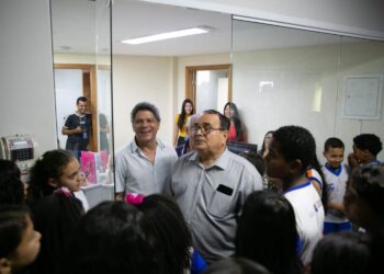 Prefeito de Caxias leva alunos para conhecer sede do governo municipal