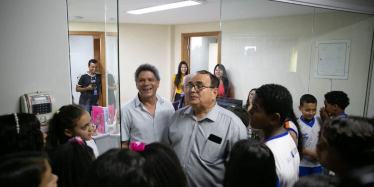 Prefeito de Caxias leva alunos para conhecer sede do governo municipal