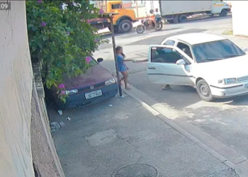 Câmera de segurança flagra assalto à mão armada na Baixada Fluminense