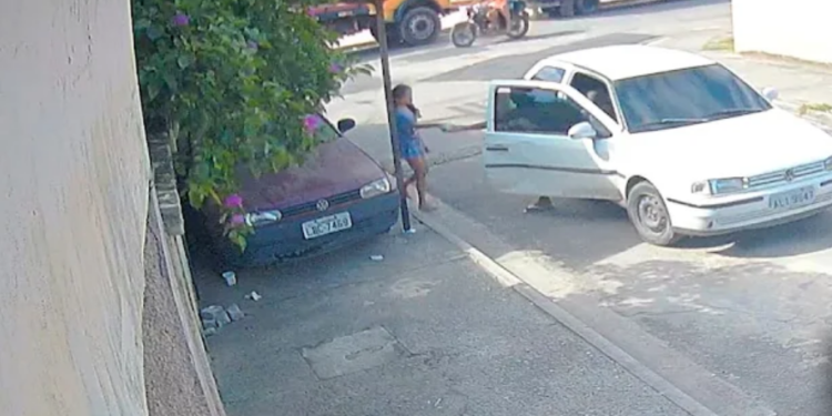 Câmera de segurança flagra assalto à mão armada na Baixada Fluminense