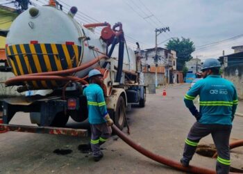 Pela primeira vez em 40 anos, comunidade em Duque de Caxias recebe serviços na rede de esgoto