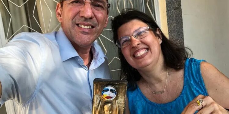 Professora da rede municipal de Itaguaí recebe prêmio por livro sobre emoções feminina