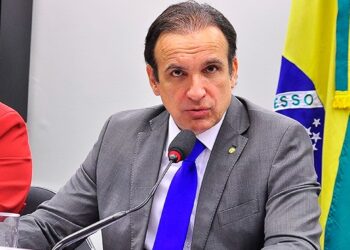 Abanado por Lindberg, que deixou o município atolado em dívidas, Hugo Leal estaria de olho em Nova Iguaçu, mas quem é ele hem?