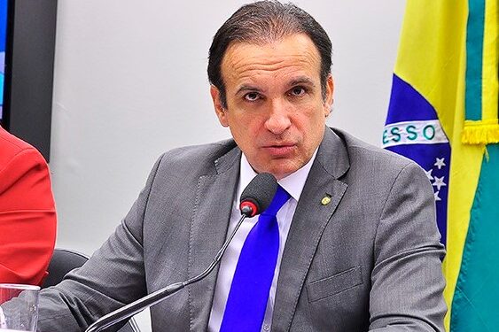 Abanado por Lindberg, que deixou o município atolado em dívidas, Hugo Leal estaria de olho em Nova Iguaçu, mas quem é ele hem?