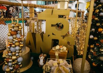 Caxias Shopping completa 15 anos com decoração especial de Natal