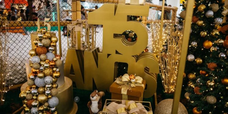 Caxias Shopping completa 15 anos com decoração especial de Natal