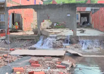 Rompimento em tubulação de água causa destruição em casas e ruas na Baixada