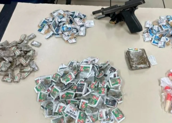 PMs prendem quatro e apreendem drogas e pistola em comunidade na Baixada