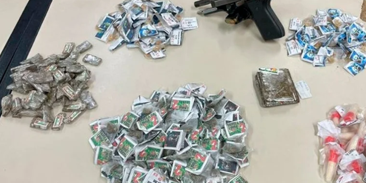 PMs prendem quatro e apreendem drogas e pistola em comunidade na Baixada