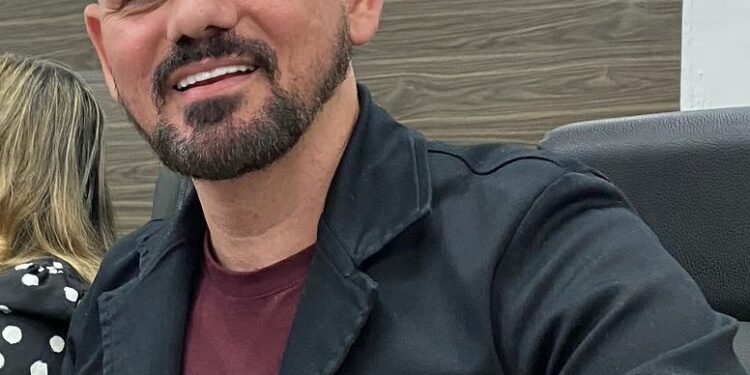 Vereador de Queimados gasta verba de gabinete em empresa de marido da enteada, aponta denúncia protocolizada na Câmara