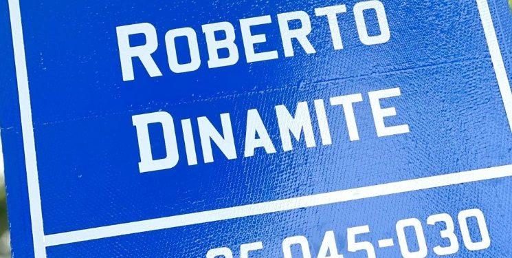 Rua Roberto Dinamite é inaugurada em Duque De Caxias com presença de torcedor amuleto do vasco