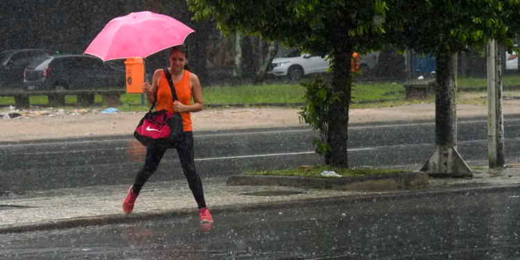 Temporais afetam cerca de 100 mil pessoas no Rio