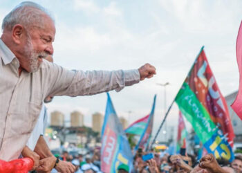 Lula anuncia investimentos de mais de R$ 2,5 bilhões em obras durante visita a Belford Roxo, no âmbito do Plano de Aceleração do Crescimento (PAC).