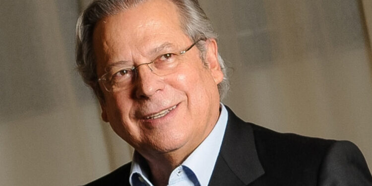 José Dirceu foi hospitalizado em São Paulo para tratar uma pneumonia.