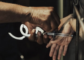 Em Nova Iguaçu, homem é preso por ameaçar e estuprar ex-companheira.