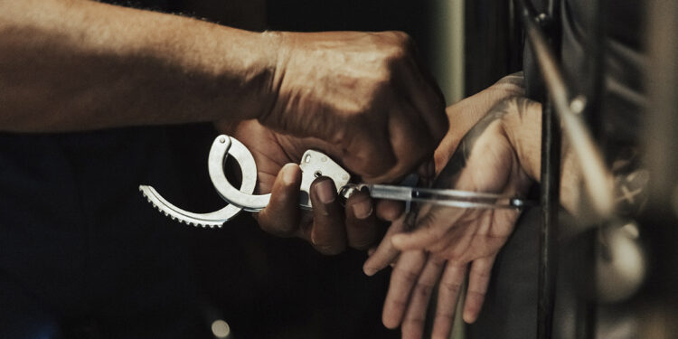 Em Nova Iguaçu, homem é preso por ameaçar e estuprar ex-companheira.