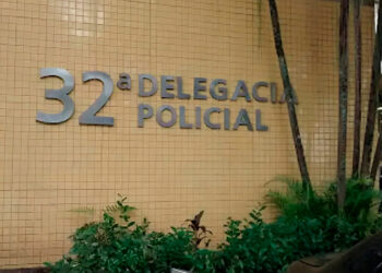 Dois policiais civis foram detidos por invadir e roubar a residência de um morador na Zona Norte.