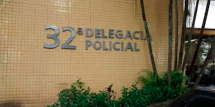 Dois policiais civis foram detidos por invadir e roubar a residência de um morador na Zona Norte.