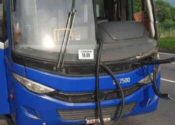 Colisão entre dois ônibus na Avenida Brasil deixa sete feridos.