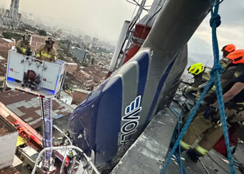 Turistas sofrem acidente com helicóptero após decolagem na Colômbia.