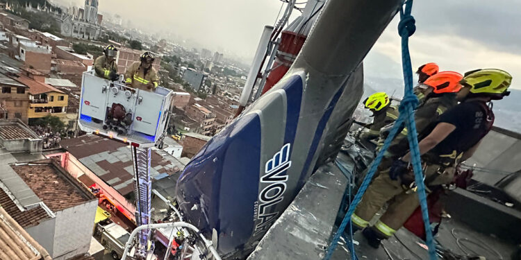Turistas sofrem acidente com helicóptero após decolagem na Colômbia.