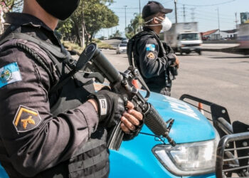 Operações da Polícia Militar ocorrem nas regiões Norte e Oeste do Rio.