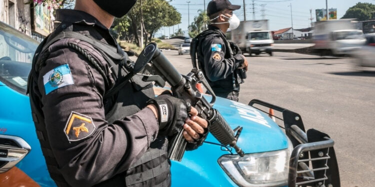 Operações da Polícia Militar ocorrem nas regiões Norte e Oeste do Rio.