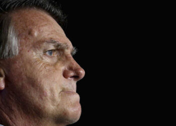 Alvo de operação da PF, Bolsonaro tem 24h para entregar passaporte.