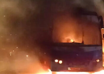 Confronto entre criminosos resulta em incêndio de ônibus em Costa Barros.