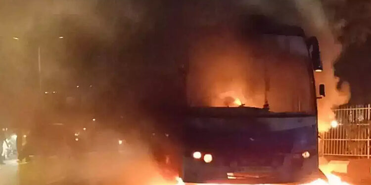 Confronto entre criminosos resulta em incêndio de ônibus em Costa Barros.