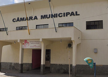 Paracambi: Custo da mão de obra terceirizada contratada pela Câmara de Vereadores foi significativamente maior que a dos servidores efetivos.