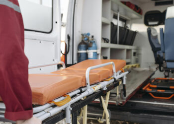 Duas pessoas morrem e quatro ficam feridas em acidente entre van e ônibus em Santa Cruz.