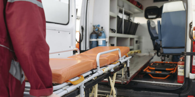 Duas pessoas morrem e quatro ficam feridas em acidente entre van e ônibus em Santa Cruz.