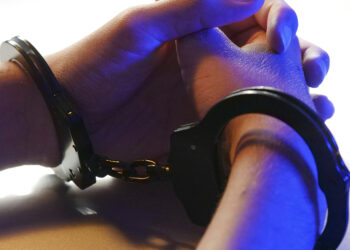 Cuidadora é detida em flagrante por agressão a criança autista em Bento Ribeiro.