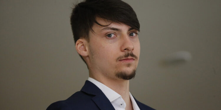 Jair Renan Bolsonaro é intimado a pagar dívida de R$ 360 mil.