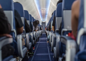 Turista é detido após vandalizar um banheiro de avião e agredir um comissário de bordo.