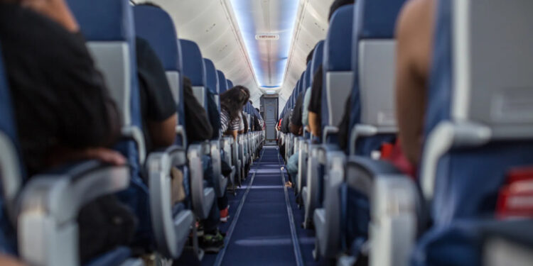 Turista é detido após vandalizar um banheiro de avião e agredir um comissário de bordo.