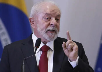 O governo liderado por Lula favorece administrações do PT e seus aliados com fundos adicionais da Saúde obtidos através de negociações com o centrão.