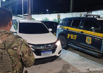 Em Duque de Caxias, um homem foi surpreendido dentro de um veículo roubado e abandona sua família para tentar escapar da polícia.
