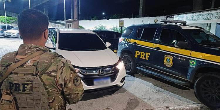 Em Duque de Caxias, um homem foi surpreendido dentro de um veículo roubado e abandona sua família para tentar escapar da polícia.