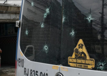 Durante perseguição e tiroteio na Zona Norte, motorista de van é feito refém.